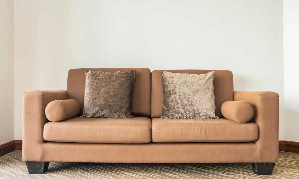 6 Cara Menghilangkan Bau Apek pada Sofa secara Praktis dan Hasil Kinclong